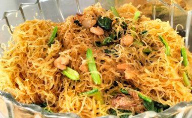 Kızarmış pirinç vermicelli, karides ve Çin lahanasıyla karıştırın. Seçici odak.