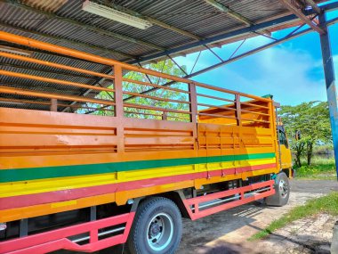 Büyük kamyonlar kargoyu bekliyor. Seçici odak.