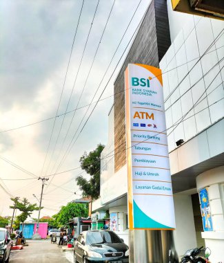 Bir bankanın çok katlı ofis binası. Syariah Endonezya Bankası. Tegal Şubesi.