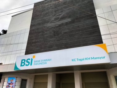 Bir bankanın çok katlı ofis binası. Syariah Endonezya Bankası. Tegal Şubesi.