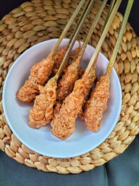 Seçici odaklanma. Sempol ya da Sempolan denilen Endonezya sokak yemekleri. Tavuk, tapyoka unu ve yumurtadan yapılmış java bölgesinden popüler bir aperatif. Sonra da satay gibi şişlerin üzerine koy.. 