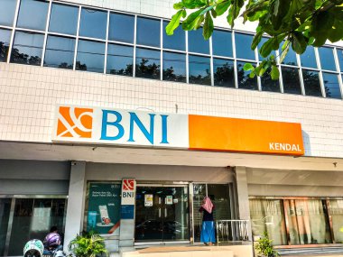 Seçici odaklanma. Endonezya Devlet Bankası - Bank Negara Endonezya (BNI) şubesi. Kendal, Endonezya 'daki BNI Bank' ın üzerinde logo olan bir tabela..