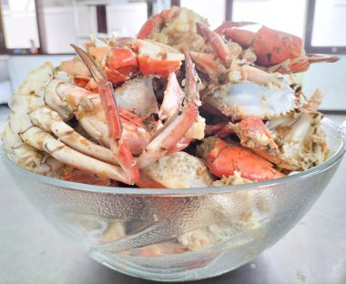Endonezya deniz ürünleri yemeğinin yakın görüntüsü. Körili Karışık Kızarmış Yengeç. Lezzetli deniz ürünleri..