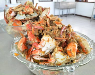 Endonezya deniz ürünleri yemeğinin yakın görüntüsü. Körili Karışık Kızarmış Yengeç. Lezzetli deniz ürünleri..