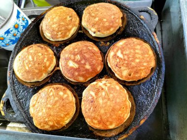 Kamir 'e yakın çekim. Kamir temel olarak Pemalang, Central Java, Endonezya 'dan gelen krepe benzer bir ekmektir. 1970 'ten beri ünlü olan Kamir, genellikle çay veya kahveyle atıştırmalık olarak hizmet verirdi..