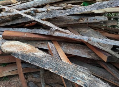 Doğranmış odunlara yakın çekim. Yakacak odun yığıldı ve kış için hazırlandı. Ağaç kütükleri yığını. Doğal ahşap zemin. 