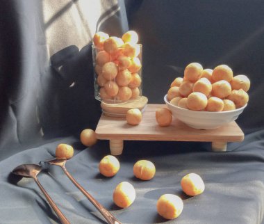 Kerupuk ikan ya da balık krakerlerinin yakın görüntüsü, tipik Endonezya yemekleri. Lezzetli yemek..