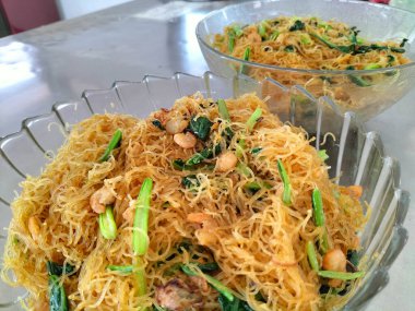 Kızarmış pirinç vermicelli, karides ve Çin lahanasıyla karıştırın. Seçici odak.