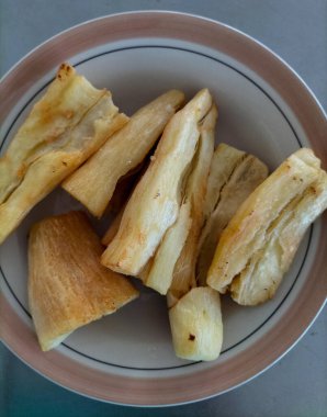 Endonezya ev yapımı kızarmış Cassava atıştırmalığı. Seçici odak.