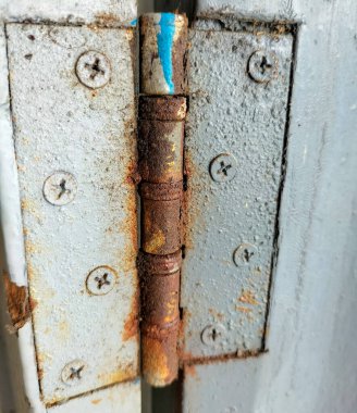 Metal kapının yakın görüntüsü beyaz kapıya bağlı.. 