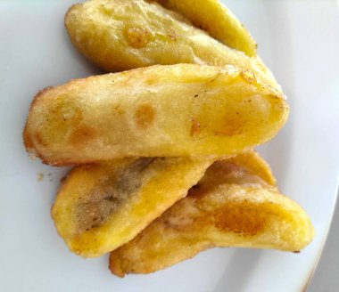 Pisang Goreng: Endonezya muzu yağda kızartılmış hamurla kaplanmış. Seçici odak.