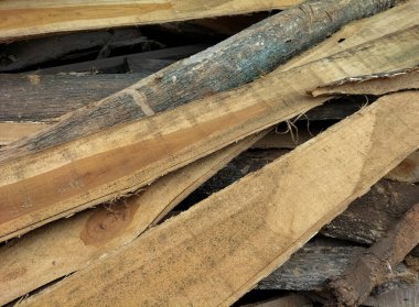 İnşaat alanında bir yığın testereli tahta ya da kereste. Seçici odak.