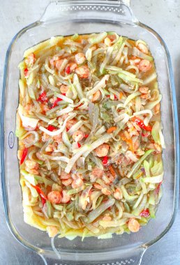 Seçici odaklanma. Karıştırılmış şalgam, sotelenerek pişirilen şalgam, karides ve yumurtadan oluşan bir yemektir. Tabakta servis edilmiş. Endonezya yemekleri.