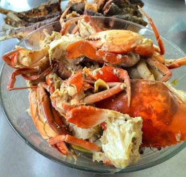 Seçici odaklanma. Tuzlu ve acılı kızarmış yumuşak kabuklu yengeç. Deniz ürünleri yemeği..