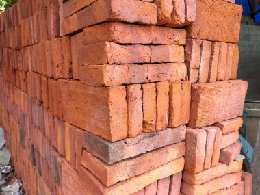 Seçici odaklanma. Bazı kırmızı tuğlalar (batu bata), kırmızı tuğlalar temel yapı malzemelerinden biridir.