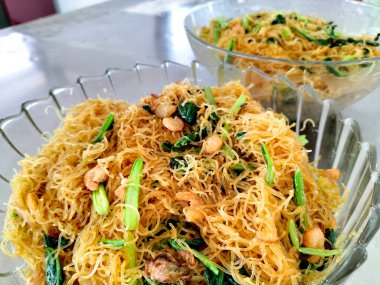 Kızarmış pirinç vermicelli, karides ve Çin lahanasıyla karıştırın. Seçici odak.