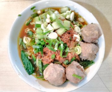 Endonezya usulü tavuklu erişteli köfteye yakından bakmak, pek çok kişinin basit fotoğraflarda sevdiği gibi gıda ürünlerinde kullanılabilir. Lezzetli yemek..