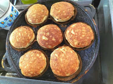 Kamir 'e yakın çekim. Kamir temel olarak Pemalang, Central Java, Endonezya 'dan gelen krepe benzer bir ekmektir. 1970 'ten beri ünlü olan Kamir, genellikle çay veya kahveyle atıştırmalık olarak hizmet verirdi..