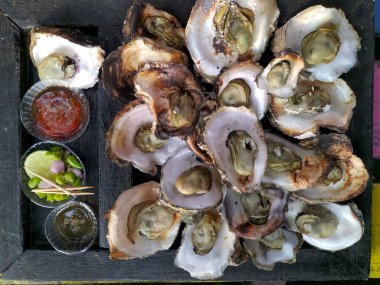 Seçici odaklanma. Lezzetli ızgara istiridye. Endonezya Deniz Ürünleri.