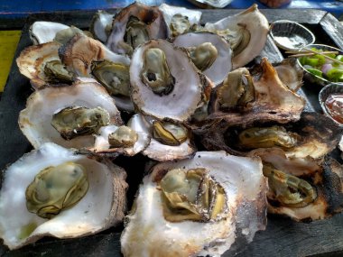 Seçici odaklanma. Lezzetli ızgara istiridye. Endonezya Deniz Ürünleri.