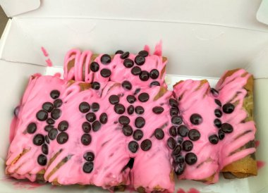 Seçici odaklanma. Çeşitli malzemelerle kızarmış muz, Endonezya yemeği..