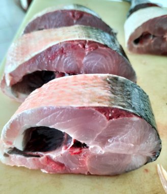 Taze süt balığı ve sütçü balığı pazarda. Seçici odak.