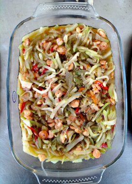 Seçici odaklanma. Karıştırılmış şalgam, sotelenerek pişirilen şalgam, karides ve yumurtadan oluşan bir yemektir. Tabakta servis edilmiş. Endonezya yemekleri.