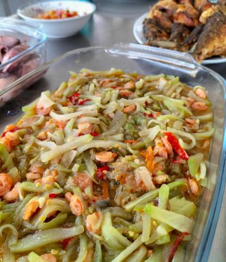 Seçici odaklanma. Karıştırılmış şalgam, sotelenerek pişirilen şalgam, karides ve yumurtadan oluşan bir yemektir. Tabakta servis edilmiş. Endonezya yemekleri.