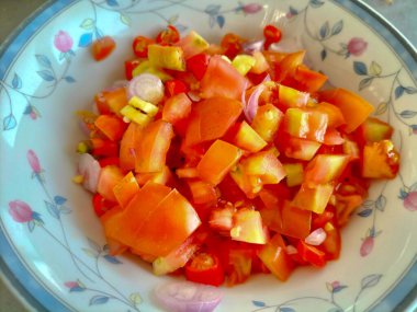 Sıcak ve baharatlı kırmızı biber ve kırmızı soğan karışımı Endonezya 'da küçük bir kasede servis edilir..