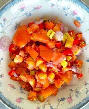 Sıcak ve baharatlı kırmızı biber ve kırmızı soğan karışımı Endonezya 'da küçük bir kasede servis edilir..