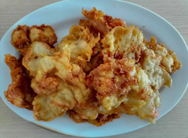 Orta Cava, Endonezya 'dan tipik bir yiyecek olan Kızarmış Gimbal' a yaklaş. Un, karides ve baharat karışımından yapılmış..