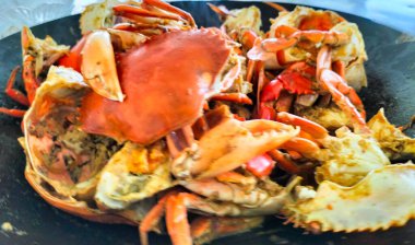 Endonezya deniz ürünleri yemeğinin yakın görüntüsü. Körili Karışık Kızarmış Yengeç. Lezzetli deniz ürünleri..