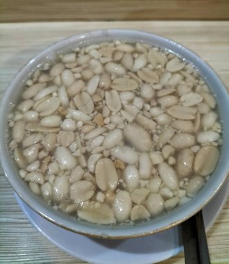 Zencefil özüyle karıştırılmış bir kase fıstık. Fıstık çorbası. Seçici odak.