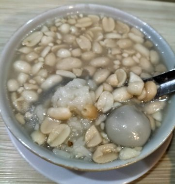 Zencefil özüyle karıştırılmış bir kase fıstık. Fıstık çorbası. Seçici odak.