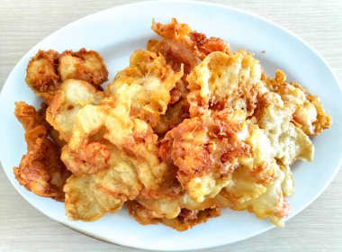 Yan Görünüm. Bakwan karidesleri un, baharat ve karidesten yapılır ve sonra kızartılır. Seçici odak. 