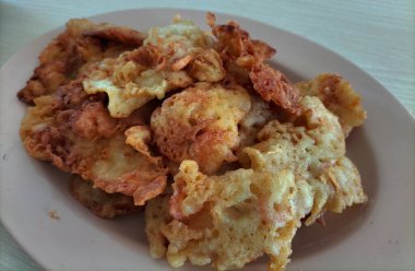 Yan Görünüm. Bakwan karidesleri un, baharat ve karidesten yapılır ve sonra kızartılır. Seçici odak. 