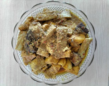 Hindistan cevizi sütü, tofu ve tempeh ile nefis ton balığı körisi. Geleneksel Endonezya yemekleri için üst görünüm.