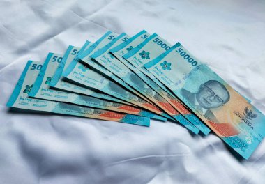Endonezya rupia notasının en üst görüntüsü. Endonezya Rupiası Endonezya 'nın resmi para birimi. Yeni Uang Rupiah Endonezya. Endonezya Bankası. Düz, yüksek açılı. Endonezya.