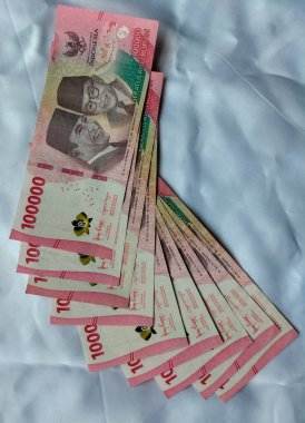 Endonezya rupia notasının en üst görüntüsü. Endonezya Rupiası Endonezya 'nın resmi para birimi. Yeni Uang Rupiah Endonezya. Endonezya Bankası. Düz, yüksek açılı. Endonezya.