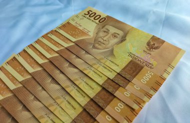 Endonezya Rupiah Banknotlarının yeni versiyonu 2022 'de. Rupiah banknotları bembeyaz arkaplanlı beş bin nominal değerde..