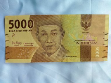 Endonezya Rupiah Banknotlarının yeni versiyonu 2022 'de. Rupiah banknotları bembeyaz arkaplanlı beş bin nominal değerde..