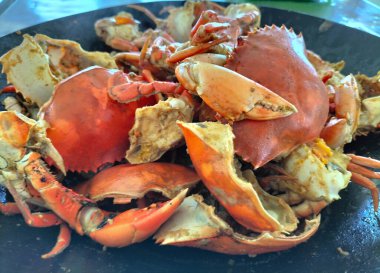 Siyah tavada kızartılmış sarımsak sosu karıştırılmış yengeç manzarası. Endonezya.