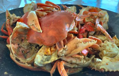 Siyah tavada kızartılmış sarımsak sosu karıştırılmış yengeç manzarası. Endonezya.