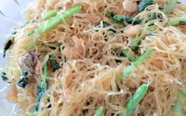 Kızarmış pirinç vermicelli, karides ve Çin lahanasıyla karıştırın. Seçici odak.