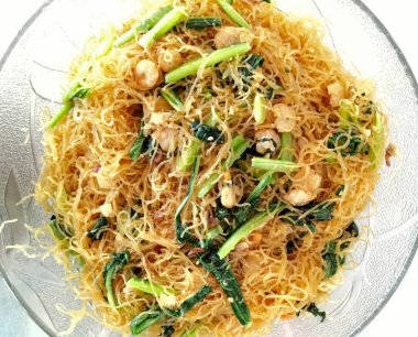 Kızarmış pirinç vermicelli, karides ve Çin lahanasıyla karıştırın. Seçici odak.