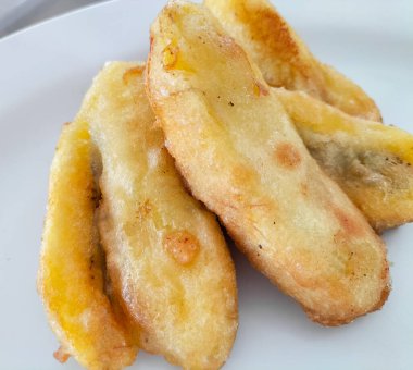 Pisang Goreng: Endonezya muzu yağda kızartılmış hamurla kaplanmış. Seçici odak.