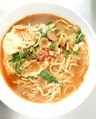 Seçici odaklanma. Bakmie Jawa veya Mie Nyemek. Yogyakarta, Endonezya 'dan Java Erişte Çorbası Popüler. Tatlı ve Tuzlu Geleneksel Erişte Tarifi.