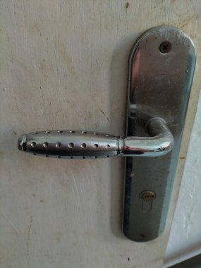 Beyaz ofis için kapı kolu. Seçici odak.