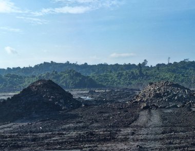 Madencilik faaliyetleri, kömür taşıma, bir kömür madencilik şirketinde taşıma ve yükleme. Güneşli bir gün.