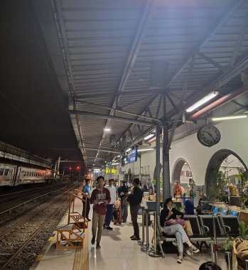 Seçici odaklanma. Geceleri Pasar Sana Tren İstasyonu 'nun atmosferi. Jakarta, Endonezya.